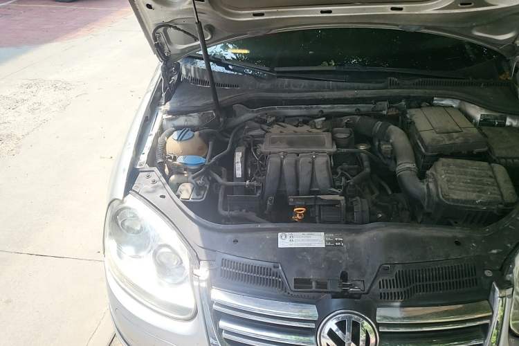 Used Volkswagen Sagitar 2011 1.6L Automatic Comfort Edition Engine Bay Right
