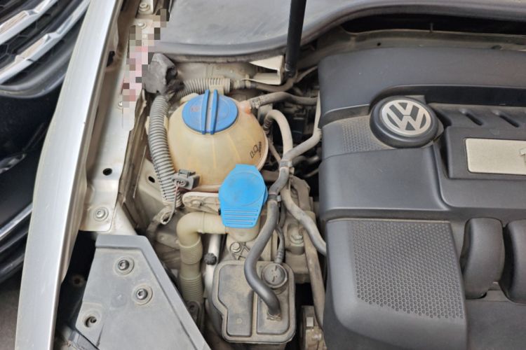 Used Volkswagen Sagitar 2011 1.6L Automatic Comfort Edition Engine Bay Right