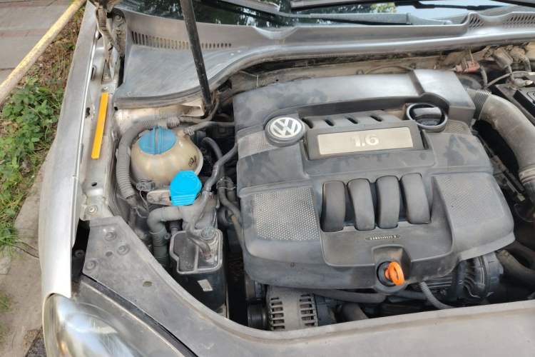 Used Volkswagen Sagitar 2011 1.6L Manual Comfort Version Engine Bay Right