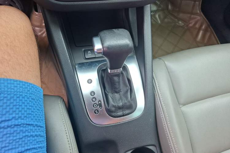 Used Volkswagen Sagitar 2011 1.4 TSI Automatic Tech Model Gear Lever