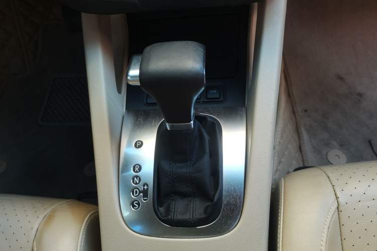 Used Volkswagen Sagitar 2011 1.6L Automatic Special Edition Gear Lever
