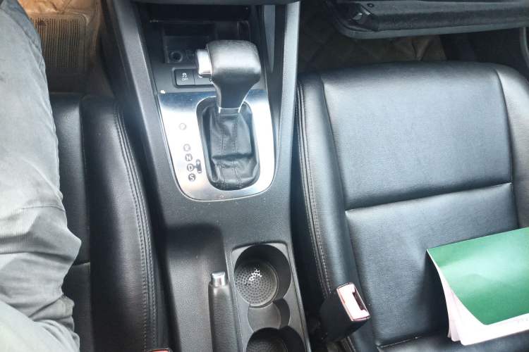 Used Volkswagen Sagitar 2011 1.6L Automatic Comfort Edition Gear Lever
