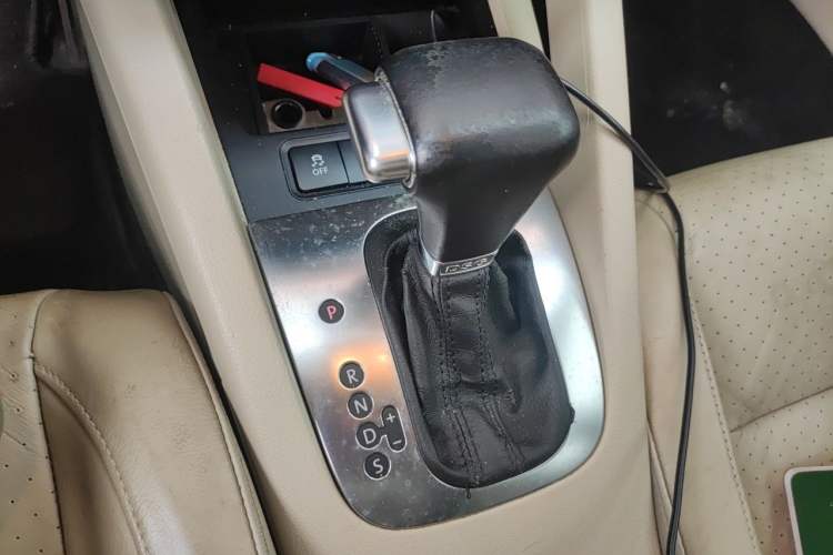 Used Volkswagen Sagitar 2011 1.6L Automatic Special Edition Gear Lever