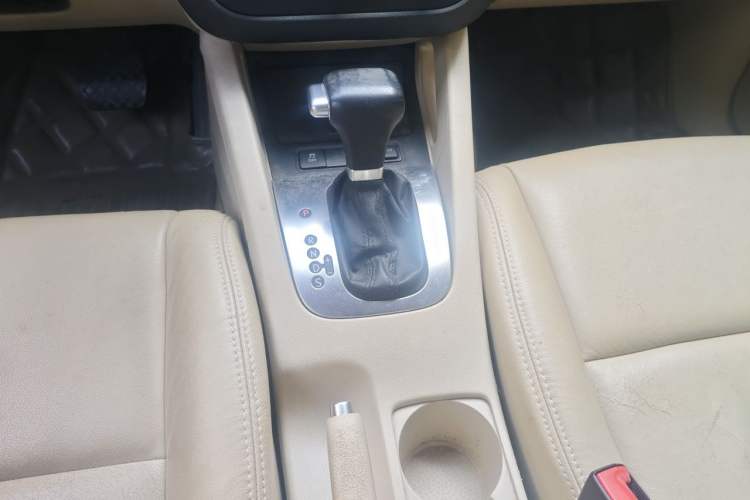 Used Volkswagen Sagitar 2011 1.6L Automatic Fashion Edition Gear Lever