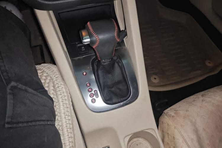 Used Volkswagen Sagitar 2011 1.4 TSI Automatic Tech Model Gear Lever