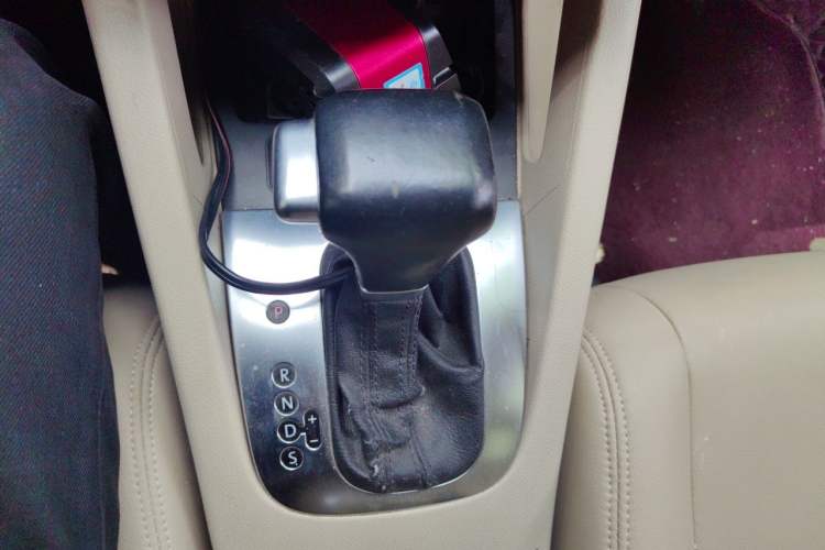 Used Volkswagen Sagitar 2011 1.6L Automatic Special Edition Gear Lever