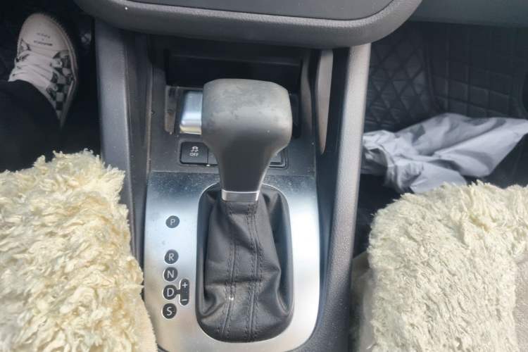 Used Volkswagen Sagitar 2011 1.6L Automatic Comfort Edition Gear Lever