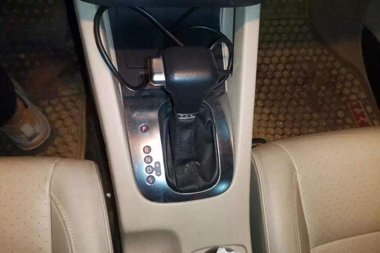 Used Volkswagen Sagitar 2011 1.4 TSI Automatic Luxury Edition Gear Lever