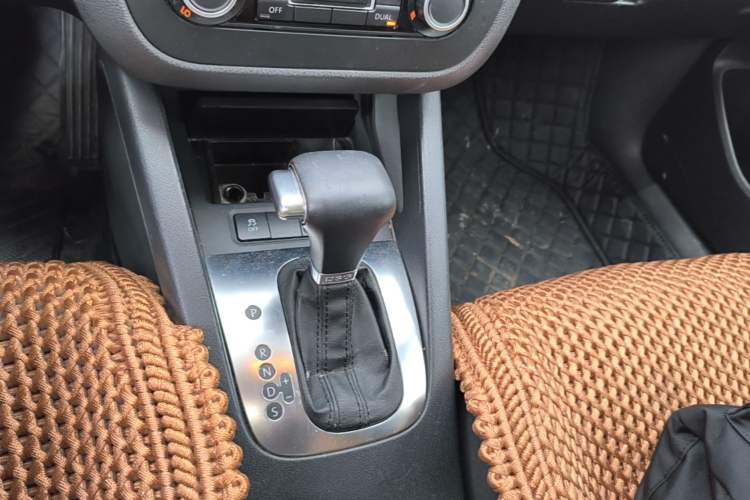 Used Volkswagen Sagitar 2011 1.4 TSI Automatic Tech Model Gear Lever