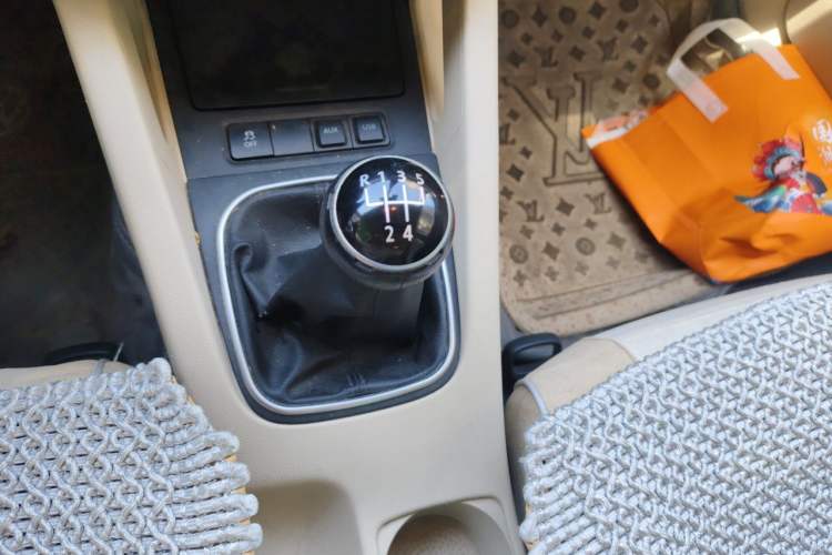 Used Volkswagen Sagitar 2011 1.6L Manual Comfort Version Gear Lever