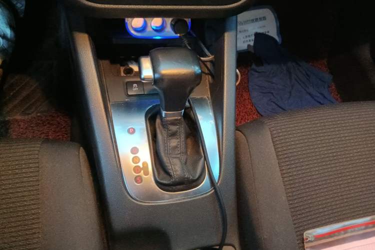 Used Volkswagen Sagitar 2011 1.6L Automatic Fashion Edition Gear Lever