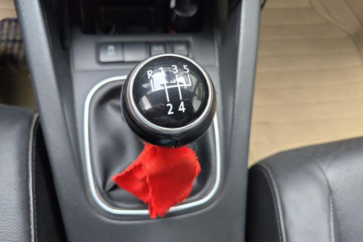 Used Volkswagen Sagitar 2011 1.4 TSI Manual Luxury Edition Gear Lever