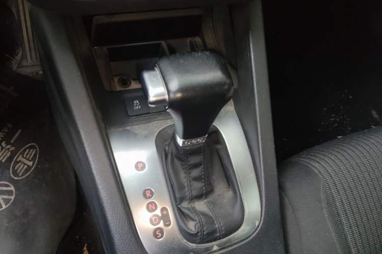 Used Volkswagen Sagitar 2011 1.4 TSI Automatic Tech Model Gear Lever