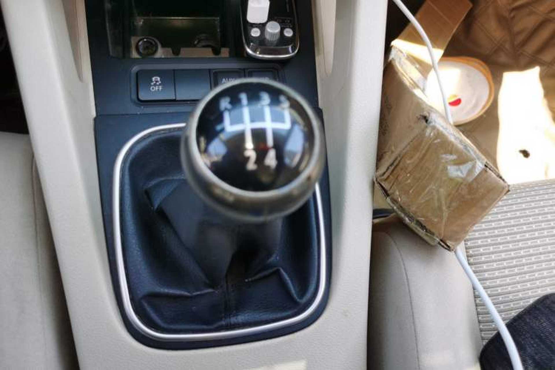 Used Volkswagen Sagitar 2011 1.6L Manual Comfort Version Gear Lever
