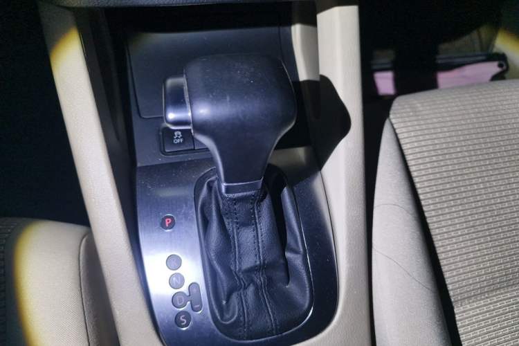 Used Volkswagen Sagitar 2011 1.6L Automatic Fashion Edition Gear Lever