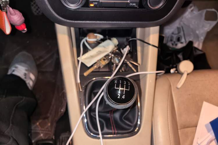 Used Volkswagen Sagitar 2011 1.4 TSI Manual Luxury Edition Gear Lever
