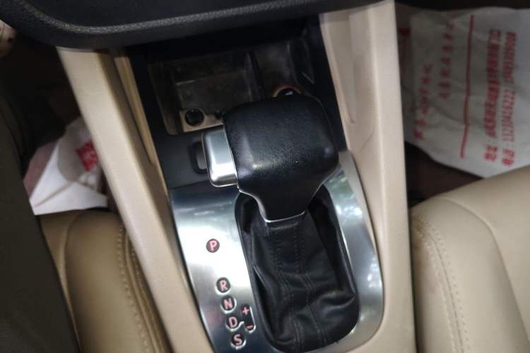 Used Volkswagen Sagitar 2011 1.6L Automatic Comfort Edition Gear Lever