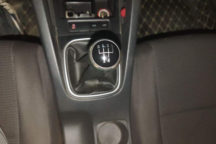 Used Volkswagen Sagitar 2011 1.6L Manual Fashion Edition Gear Lever