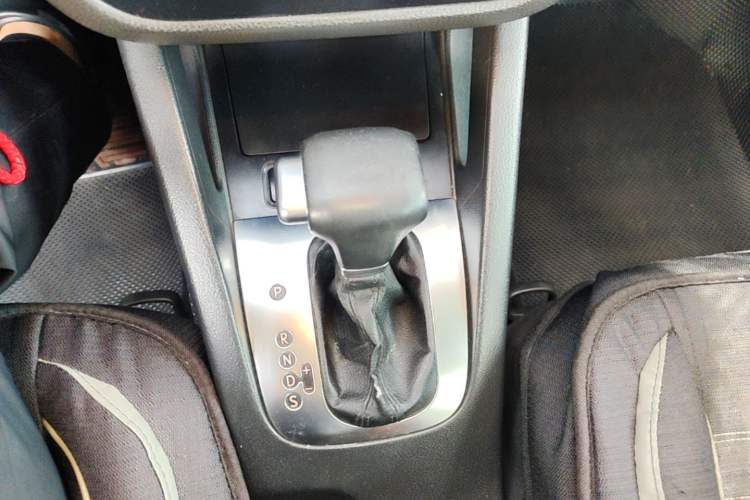 Used Volkswagen Sagitar 2011 1.6L Automatic Comfort Edition Gear Lever