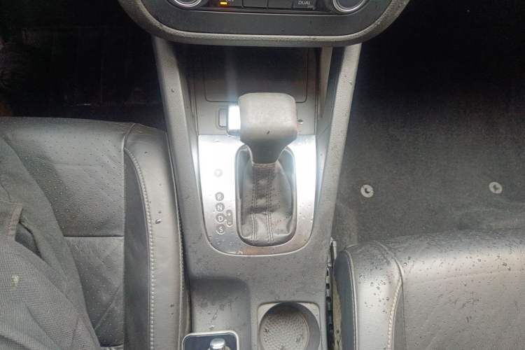 Used Volkswagen Sagitar 2011 1.4 TSI Automatic Luxury Edition Gear Lever