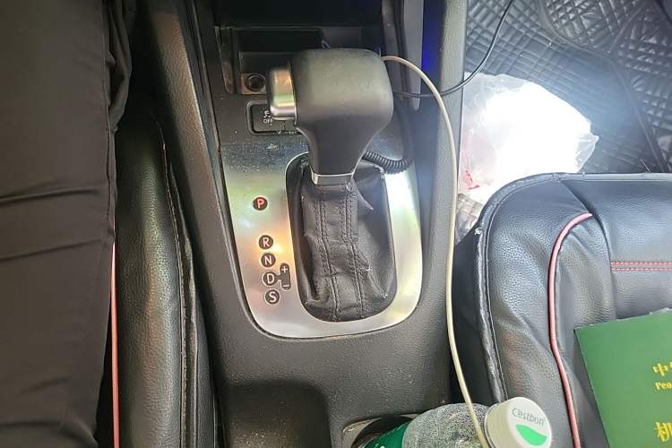 Used Volkswagen Sagitar 2011 1.6L Automatic Comfort Edition Gear Lever