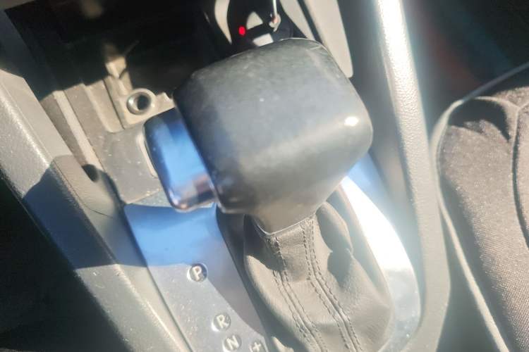 Used Volkswagen Sagitar 2011 1.6L Automatic Comfort Edition Gear Lever