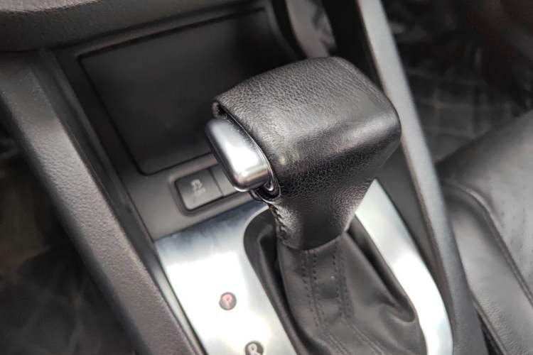 Used Volkswagen Sagitar 2011 1.6L Automatic Special Edition Gear Lever