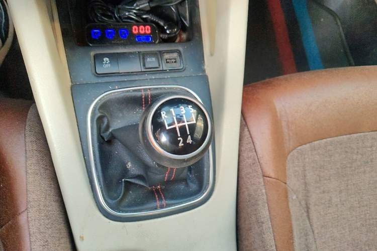 Used Volkswagen Sagitar 2011 1.4 TSI Manual Tech Model Gear Lever