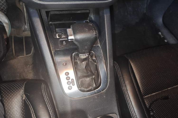 Used Volkswagen Sagitar 2011 1.4 TSI Automatic Luxury Edition Gear Lever