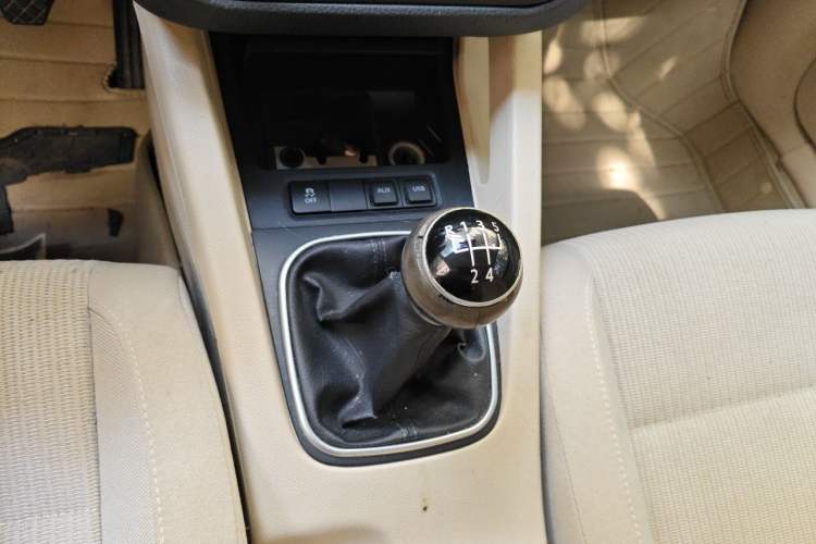 Used Volkswagen Sagitar 2011 1.4 TSI Manual Tech Model Gear Lever