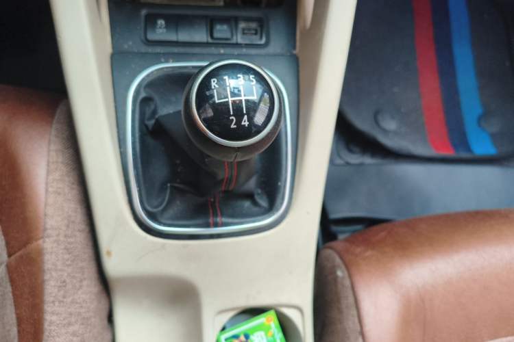 Used Volkswagen Sagitar 2011 1.4 TSI Manual Tech Model Gear Lever