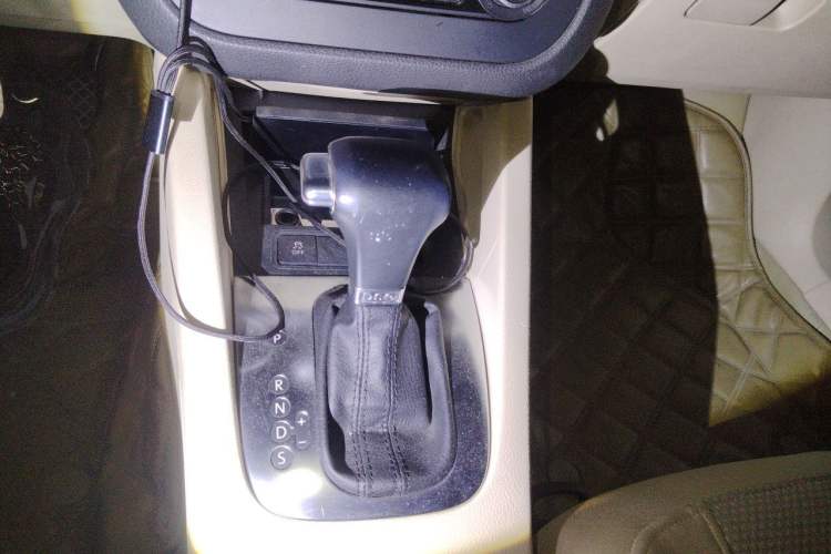 Used Volkswagen Sagitar 2011 1.4 TSI Automatic Tech Model Gear Lever