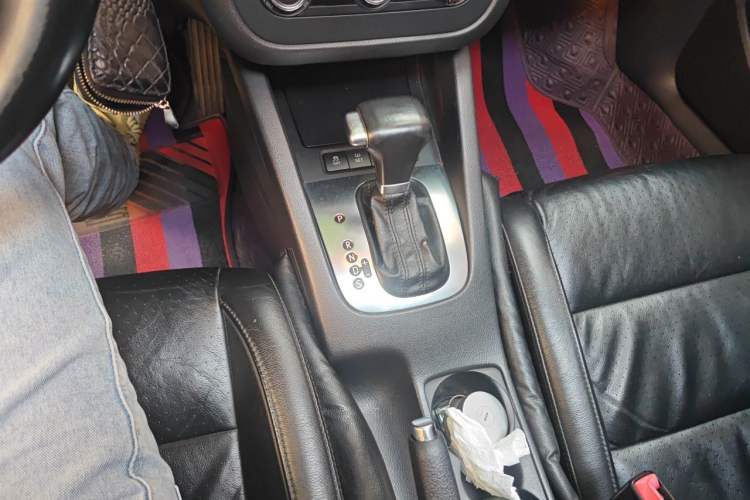 Used Volkswagen Sagitar 2011 1.6L Automatic Special Edition Gear Lever