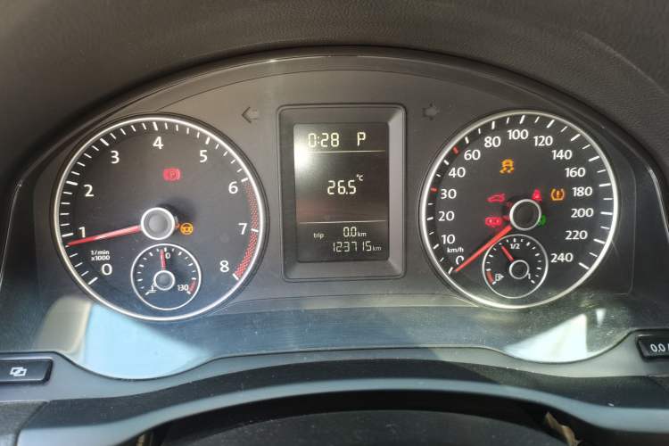 Used Volkswagen Sagitar 2011 1.6L Automatic Special Edition Instrument Cluster