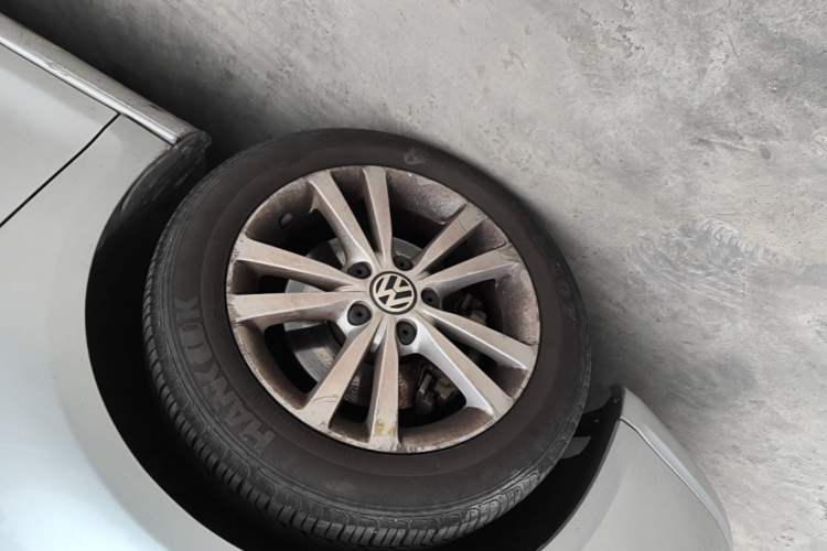 Used Volkswagen Sagitar 2011 1.4 TSI Automatic Tech Model Left Front Wheel Hub
