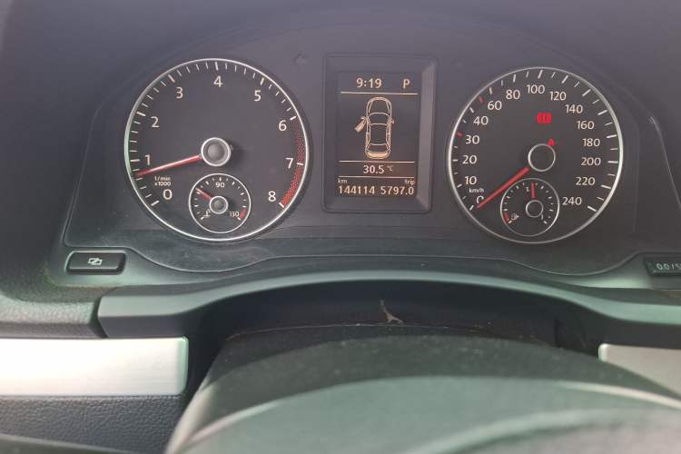 Used Volkswagen Sagitar 2011 1.4 TSI Automatic Tech Model Odometer Close Up