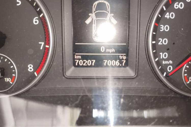 Used Volkswagen Sagitar 2011 1.4 TSI Manual Luxury Edition Odometer Close Up