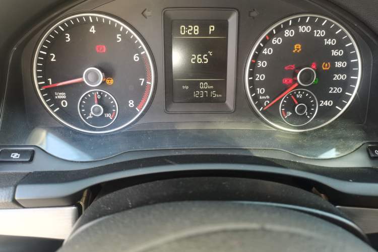 Used Volkswagen Sagitar 2011 1.6L Automatic Special Edition Odometer Close Up