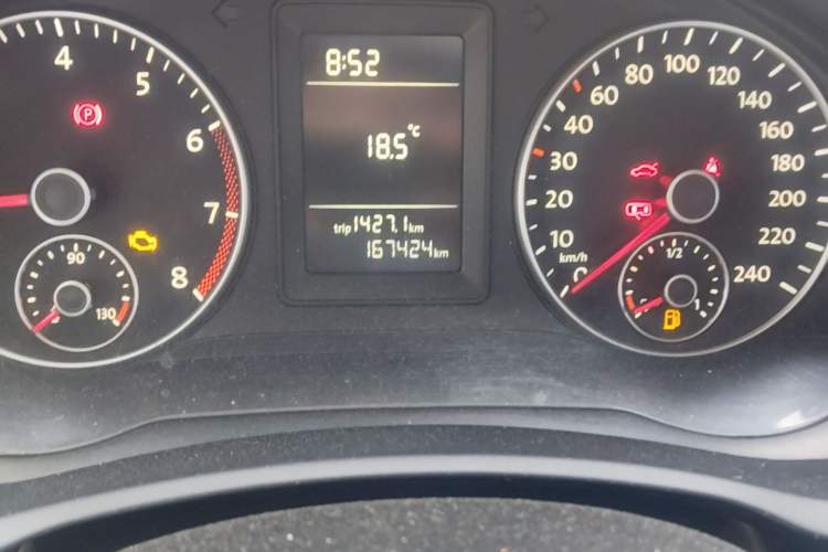 Used Volkswagen Sagitar 2011 1.6L Manual Comfort Version Odometer Close Up