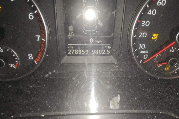 Used Volkswagen Sagitar 2011 1.4 TSI Automatic Luxury Edition Odometer Close Up