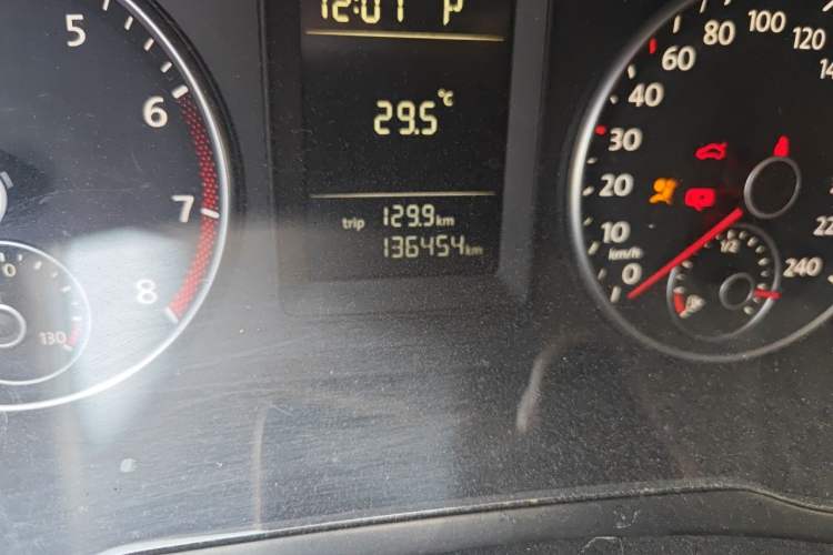 Used Volkswagen Sagitar 2011 1.6L Automatic Special Edition Odometer Close Up
