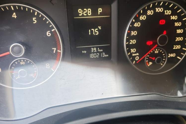 Used Volkswagen Sagitar 2011 1.6L Automatic Fashion Edition Odometer Close Up