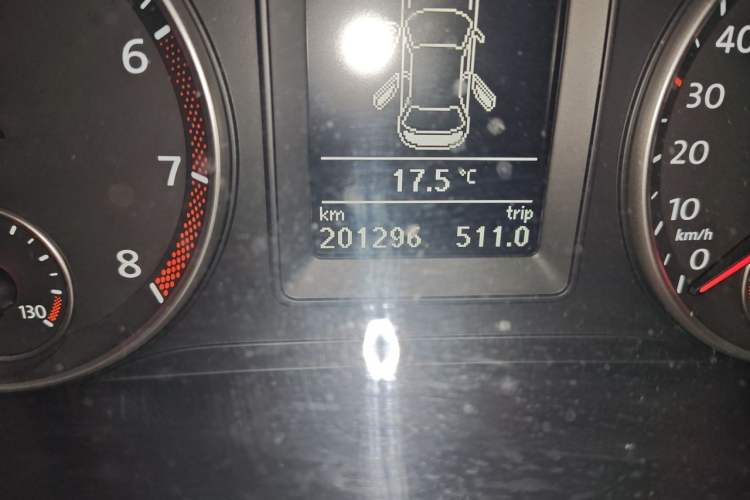 Used Volkswagen Sagitar 2011 1.4 TSI Automatic Tech Model Odometer Close Up
