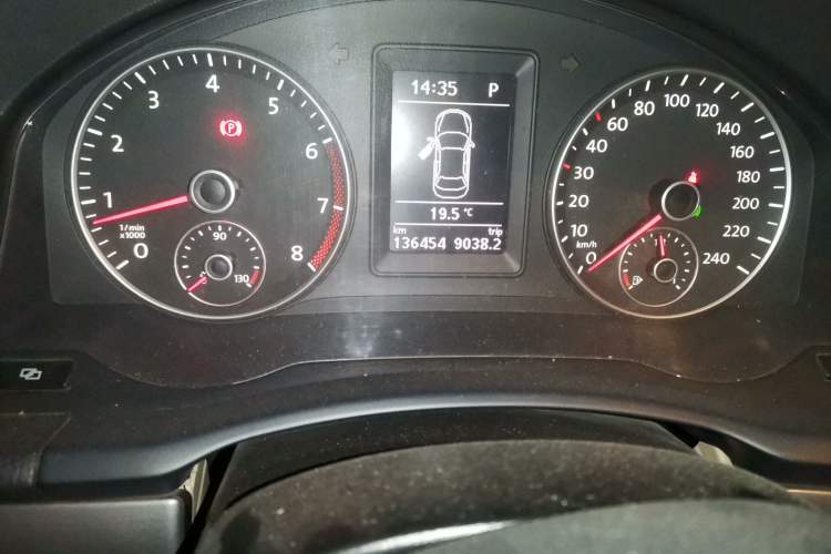 Used Volkswagen Sagitar 2011 1.4 TSI Automatic Luxury Edition Odometer Close Up
