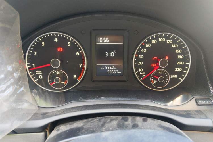 Used Volkswagen Sagitar 2011 1.6L Manual Comfort Version Odometer Close Up