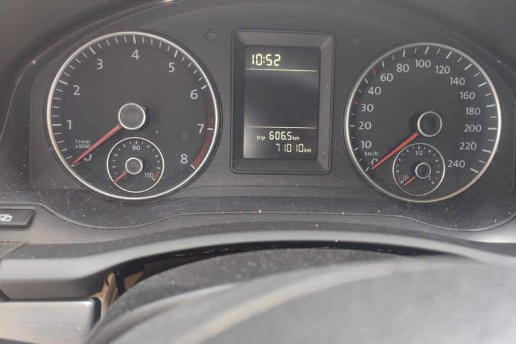 Used Volkswagen Sagitar 2011 1.6L Automatic Fashion Edition Odometer Close Up