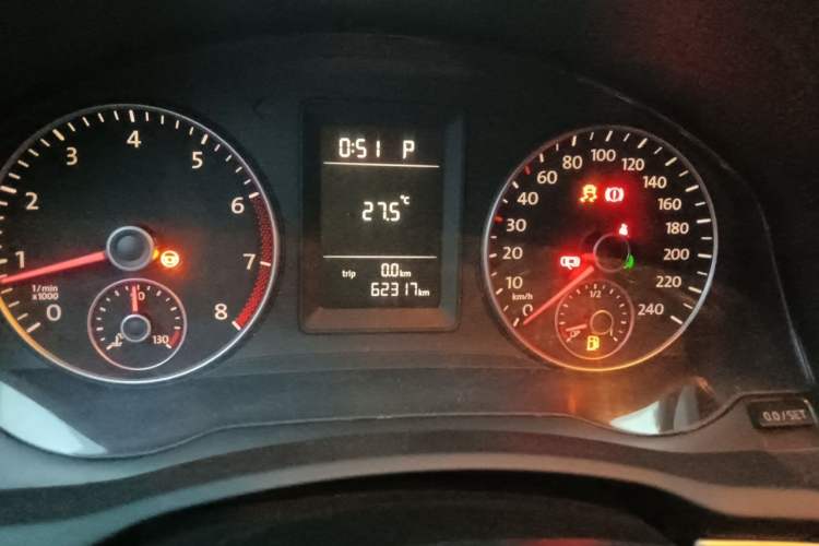 Used Volkswagen Sagitar 2011 1.6L Automatic Fashion Edition Odometer Close Up