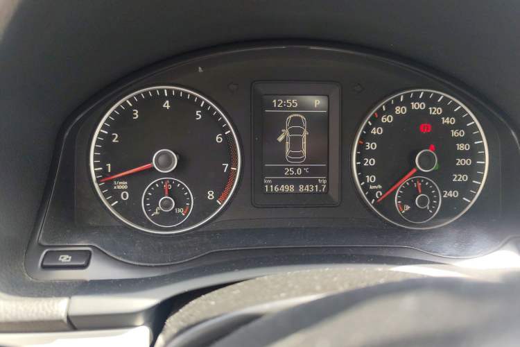 Used Volkswagen Sagitar 2011 1.4 TSI Automatic Tech Model Odometer Close Up