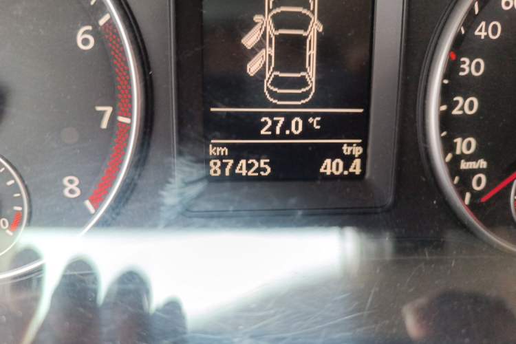 Used Volkswagen Sagitar 2011 1.4 TSI Automatic Luxury Edition Odometer Close Up