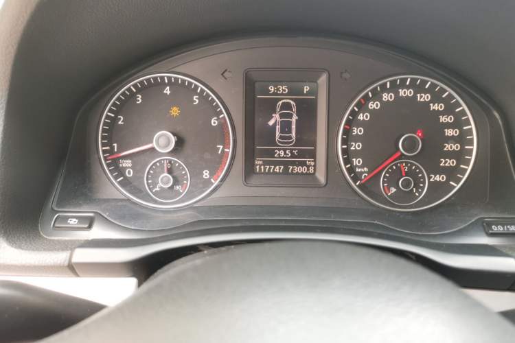 Used Volkswagen Sagitar 2011 1.4 TSI Automatic Luxury Edition Odometer Close Up